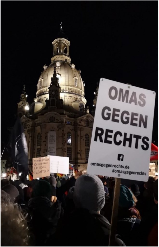 Gruppe aktiver Frauen der OMAS GEGEN RECHTS.DRESDEN bei einer Kundgebung vor der Dresdner Frauenkirche