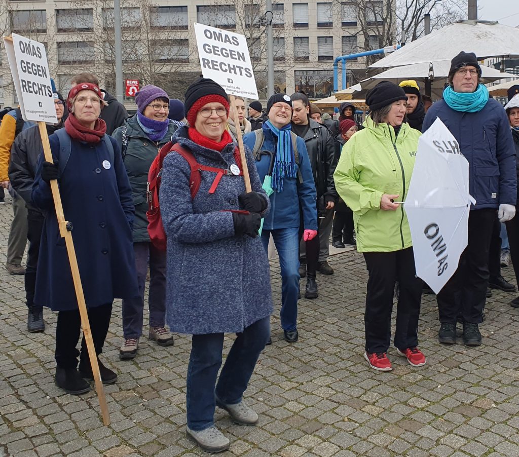 OMAS GEGEN RECHTS.DRESDEN unter den Gegendemonstrant*innen