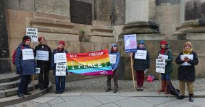 Mahnwache am 13. Februar vor der Kreuzkirche (7 Frauen mit Peace-Fahne und Plakaten)