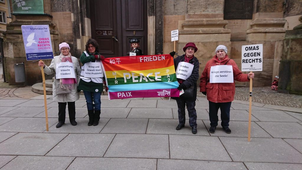 Mahnwache am 13. Februar vor der Kreuzkirche (4 Frauen mit Peace-Fahne und Plakaten)