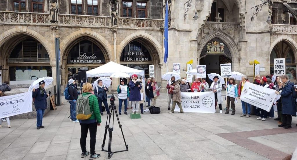 OMAS GEGEN RECHTS mit Schildern und Transparenten bei der Demo auf dem Marienplatz in München
