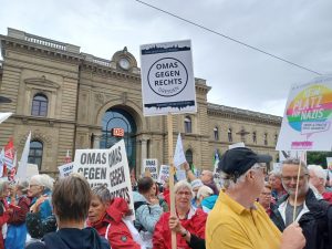 OMAS GEGEN RECHTS auf der Demo in Magdeburg