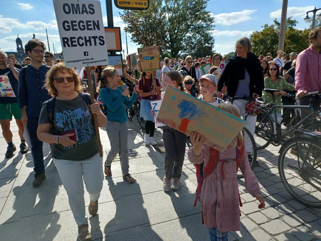 OMAS GEGEN RECHTS beim Klimastreik in Dresden