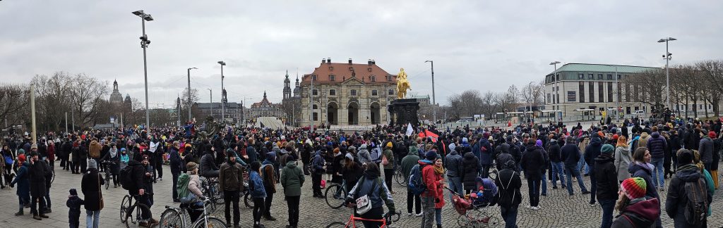 Demo "Demokratie verteidigen" in Dresden am Goldenen Reiter