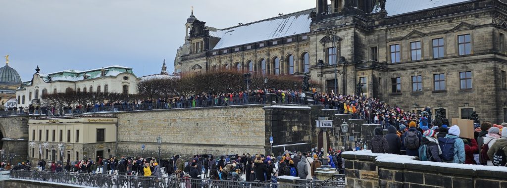 Die vielen Menschen bei der Großdemo "Demokratie verteidigen!" in Dresden fanden nicht alle Platz und mussten auf die Brühlsche Terrasse und in Nebenstraßen ausweichen