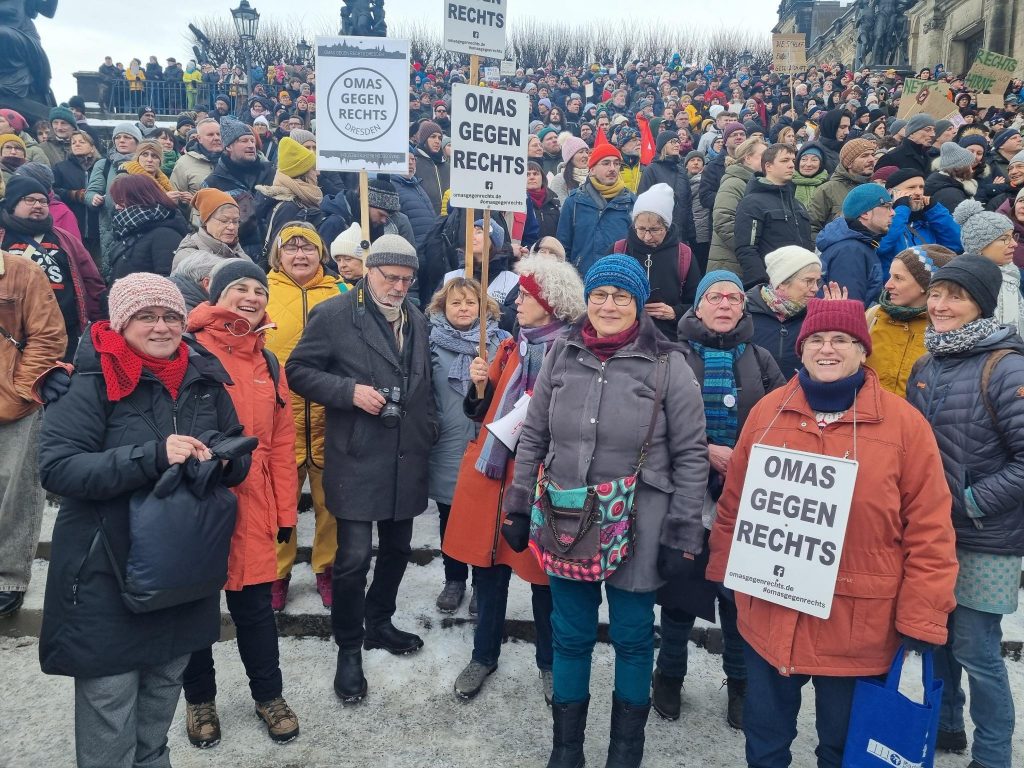 OMAS GEGEN RECHTS bei der Demo in Dresden auf dem Scloßplatz