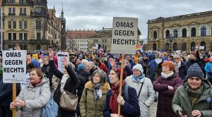 OMAS GEGEN RECHTS bei der Großkundgebung "Brandmauer gegen Rechts" in Dresden auf dem Theaterplatz
