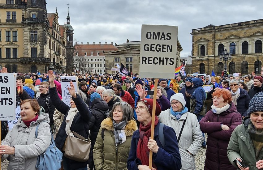OMAS GEGEN RECHTS bei der Großkundgebung "Brandmauer gegen Rechts" in Dresden auf dem Theaterplatz