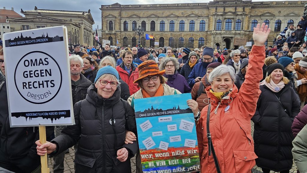 OMAS GEGEN RECHTS mit mehreren Plakaten bei der Großkundgebung "Brandmauer gegen Rechts" auf dem Theaterplatz in Dresden