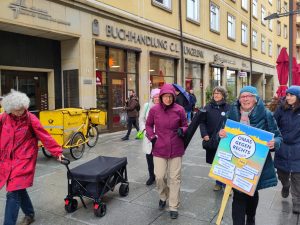 Start der OMAS GEGEN RECHTS.DRESDEN zur ersten Wahlermutigung mit Bollerwagen