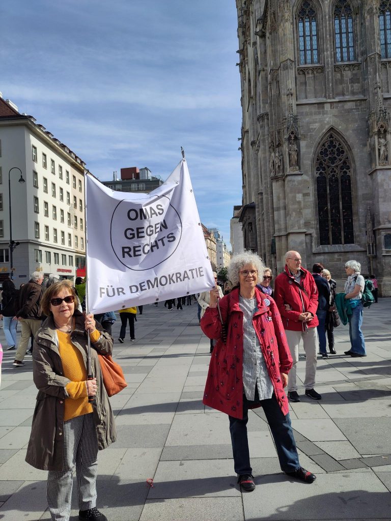 Zwei Omas mit einem Transparent beim Europaforum der OMAS GEGEN RECHTS in Wien