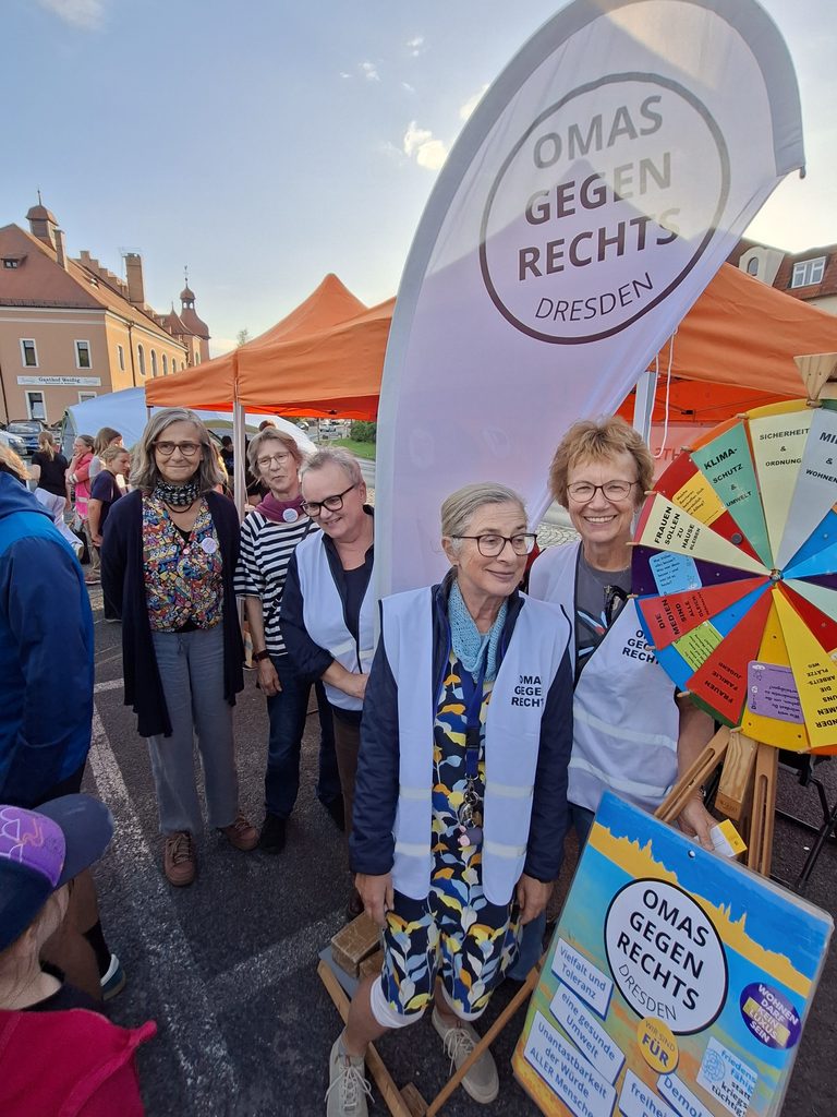 OMAS GEGEN RECHTS.DRESDEN beim MitMachMontag in Dresden-Weißig